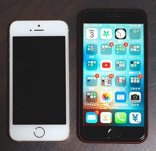 iPhone SE　第１世代（左）と第２世代（右）
